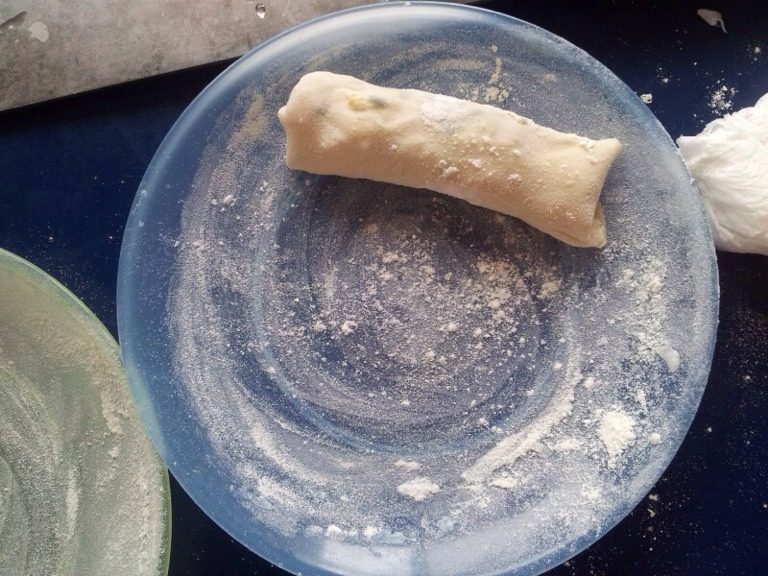 荤素春卷,包成春卷,排入盘子。(盘子撒点面粉,以免粘黏)