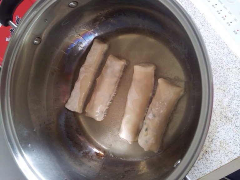 荤素春卷,锅置火上油烧至7成熟,转中火将包好的春卷逐一放入。