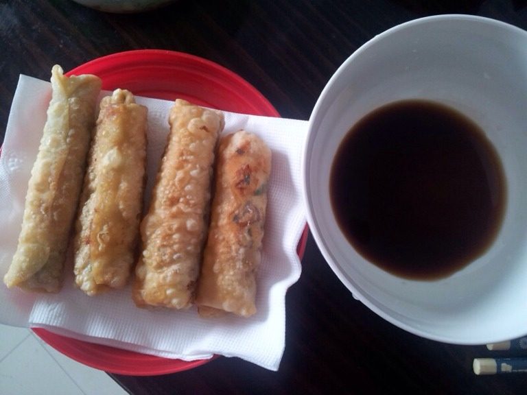 荤素春卷,炸至表面呈金黄色捞出,沥油装盘。(捞出春卷放到厨房纸上吸去多余的油脂。 )