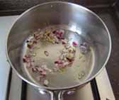 法式豆浆蘑菇浓汤 ,起炒锅,下入少许色拉油(或黄油),爆香蒜末和洋葱末