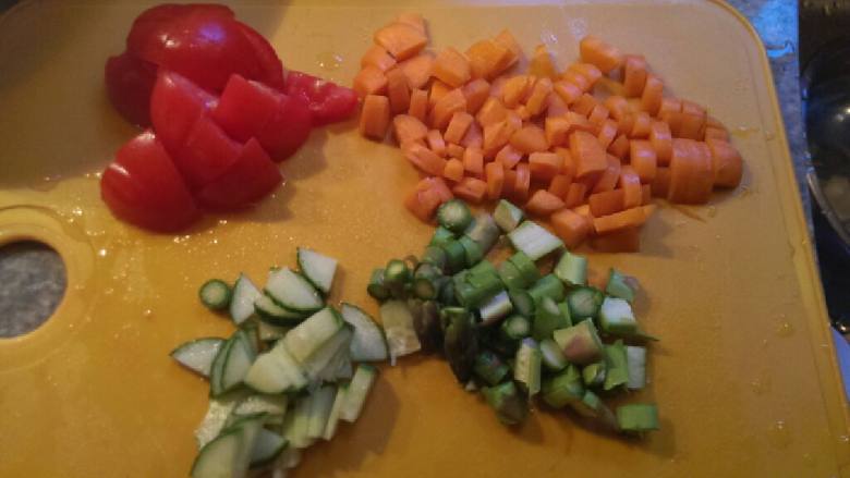 咖喱杂菜,把所有蔬菜切成如图一样