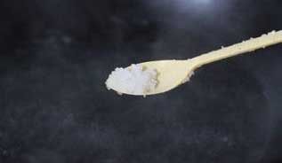 蒜香西兰花炒脆皮肠,开水烧开,加1茶勺盐和少许油