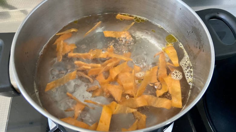 醋溜木须肉,加入胡萝卜片,焯水半分钟捞出