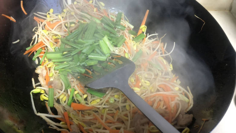 豆芽炒肉丝,最后加蒜叶,调味品翻炒入味即可
