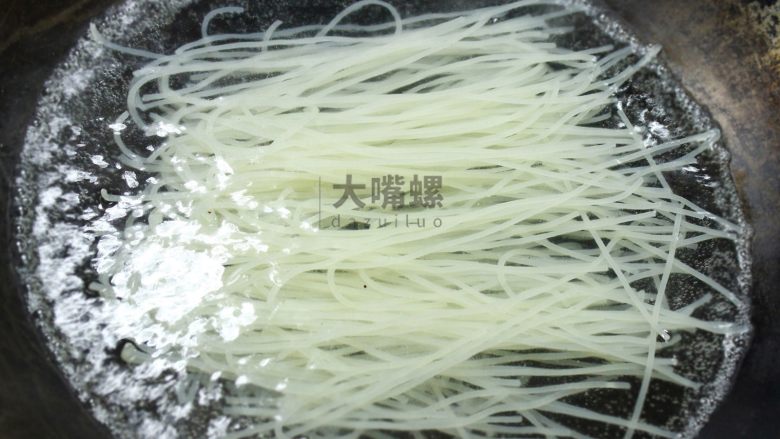 黄金芝士焗意“粉”丨大嘴螺,烧开水,将粉放入水中,煮软即可。干米粉和意面相同,煮软需要一定的时间,但切记不可煮得太过柔软