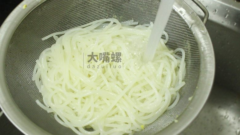 黄金芝士焗意“粉”丨大嘴螺,煮软后的粉用冷水冲一遍,我不会告诉你这样吃起来的粉会更加Q弹哦~