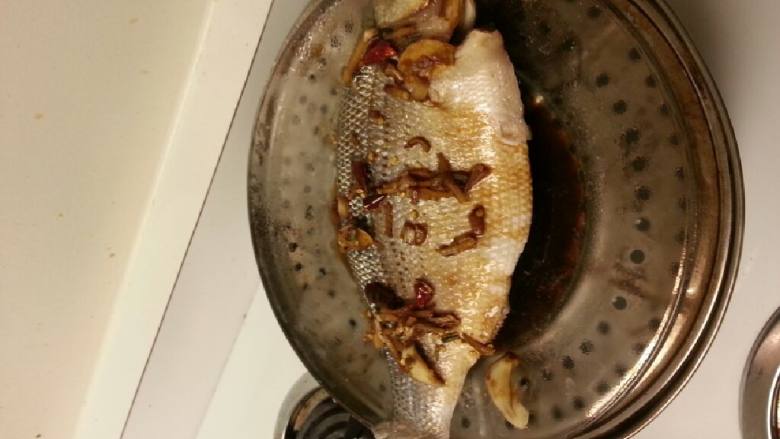 经典清蒸  适用于黄鱼 鲈鱼 鲳鱼等,将炒好的调料均匀的浇在鱼身上。继续大火蒸8分钟。（可以用筷子给鱼扎洞。将周围的汤汁浇在鱼身上）