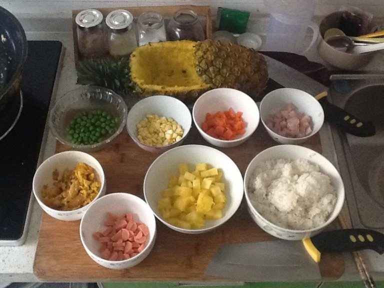 菠萝饭,把所有的配料准备好