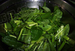 清炒菜心,把<a style='color:red;display:inline-block;' href='/shicai/ 3239'>菜心</a>洗净,切成大段