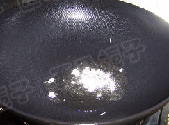 清炒菜心,炒锅里放少量油，油热后先下蒜蓉炒香
