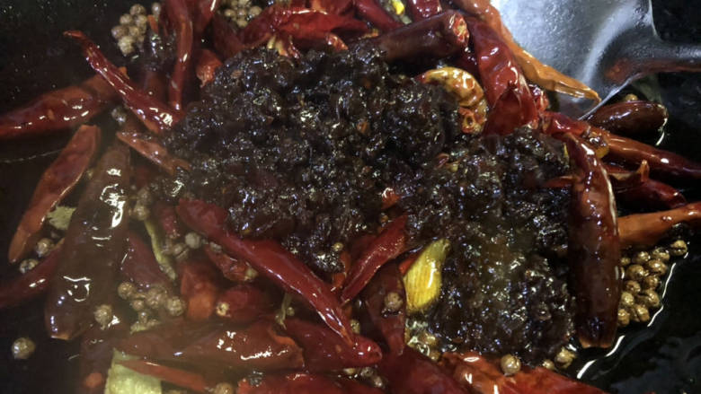 家庭小龙虾🦞,加入龙虾料包,大火快速翻炒。