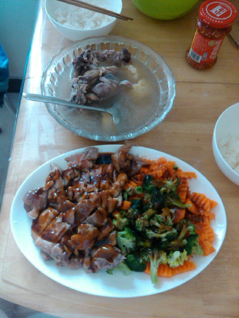 照烧鸡腿饭,最后就是照烧汁了,我只用锅里剩下的一点点油,用一点葱花,炝锅后倒上生抽再加点水和蚝油,在加点糖,胡椒粉,盐一定少放,因为腌鸡腿的时候也放盐了,而且生抽和蚝油里也有盐分,小火烧一下,再加适量的淀粉勾下芡。