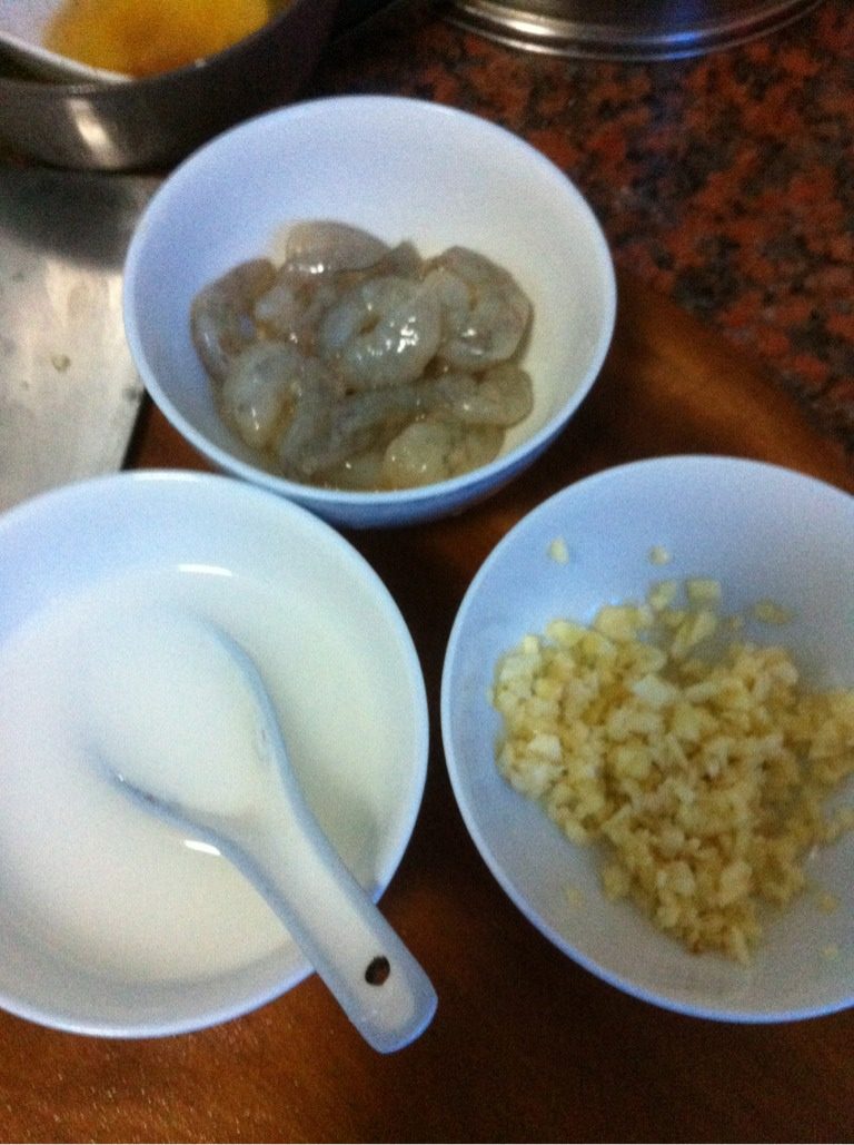 西兰花炒虾仁,锅内加油烧热后加蒜末，倒入西兰花翻炒加盐，鸡精，生粉勾欠炒至八分熟起锅