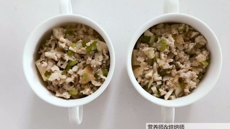 宝宝辅食：肉沫蒸豆腐-蛋白质、钙，统统在这里！18M+
,把步骤6中炒好的肉末连汤，直接倒在豆腐上。