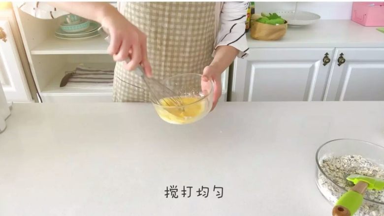 宝宝辅食:芝麻燕麦饼干,用打蛋器或筷子搅打均匀,比一般煎蛋要搅打更充分一点哦。