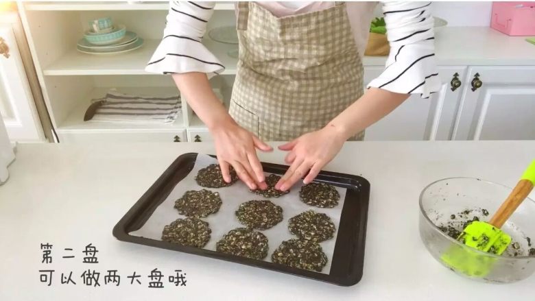 宝宝辅食:芝麻燕麦饼干,可以做两大盘,先烤一盘,再烤第二盘。