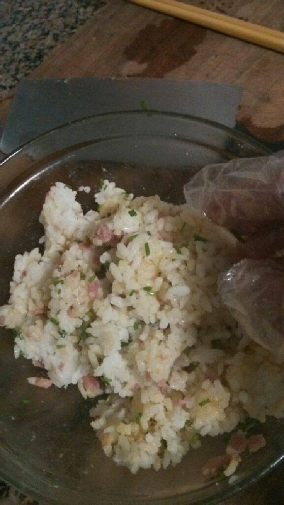 米饭小煎饼,把切好的小葱,培根末放进饭碗,加少许盐,生抽,一点点胡椒粉带手套拌晕