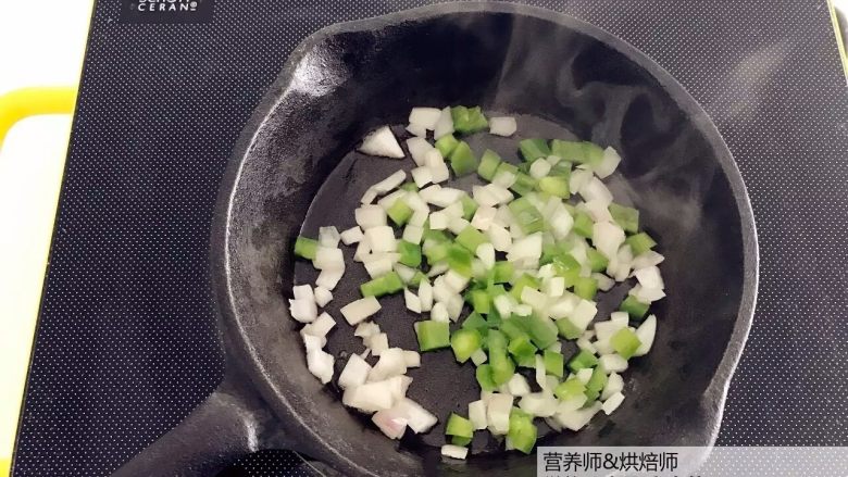 宝宝辅食:番茄炒蛋的另一种吃法,酸甜开胃,热锅,倒入少许<a style='color:red;display:inline-block;' href='/shicai/ 857'>植物油</a>,放入洋葱丁,翻炒至变色透明,然后加入彩椒丁翻炒1-2分钟直至变软。