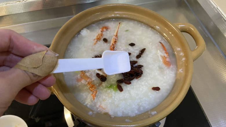 蟹肉粥,尝下咸淡,根据自己口味补充少许食盐拌匀