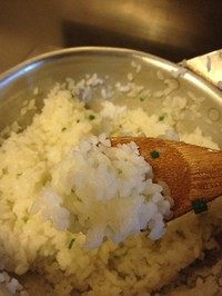 剩饭做米糕,继续用勺子按一个方向画圈搅米饭拌,使米饭更加柔软,直到米饭有一点“烂”。(这时候的米饭不应该粒粒分明,而是看不出很明显的形状,彼此都黏在一起)