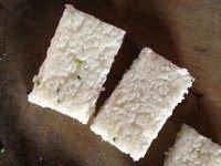 剩饭做米糕,第二天早上将盒中米胚倒扣出,切成你喜欢的合适的大小