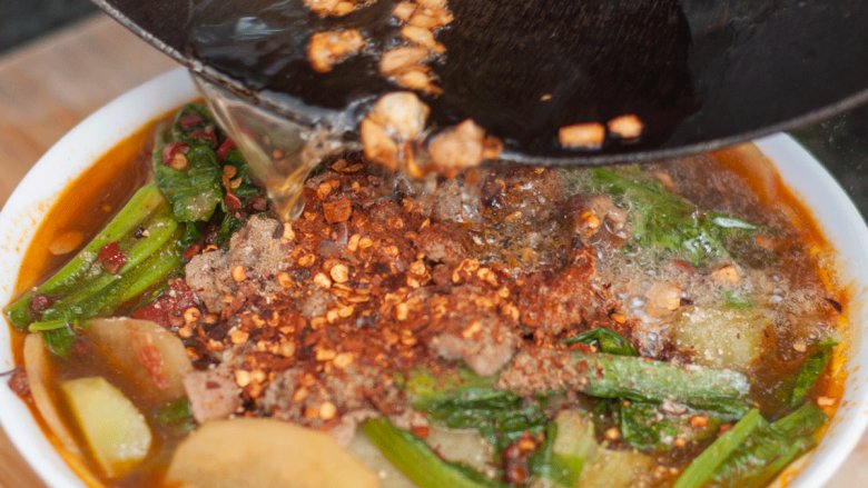 水煮肉片,锅中留底油，放蒜泥炒香后将油淋在煮好的肉片上，撒上<a style='color:red;display:inline-block;' href='/shicai/ 131'>香菜</a>即可。