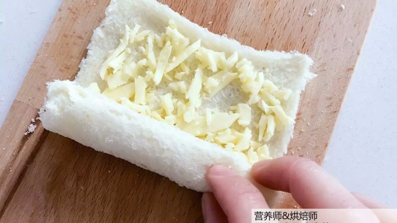宝宝辅食-芝士熔岩吐司-5分钟搞定,热乎乎的芝士溢出哦!18M+,在吐司片中间放上碎奶酪。
》如果大家买的原制奶酪是块状的,可以用刀切丝用。