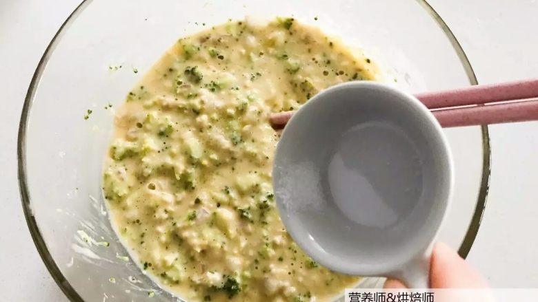 宝宝辅食：深藏不露的小清新,可加一点点盐调味，并搅拌成粘稠的面糊备用。