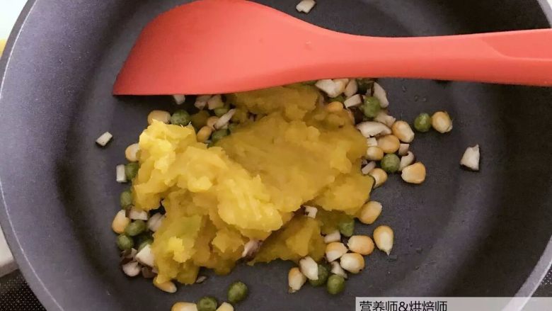 宝宝辅食:香甜软糯,暖融融的南瓜时蔬炖饭!18M+,加入步骤2中的南瓜泥。