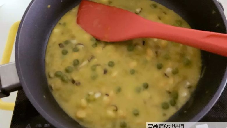 宝宝辅食:香甜软糯,暖融融的南瓜时蔬炖饭!18M+,加入奶,开小火炖煮收汁,此时里面的食材也会变熟烂。
》这一步也是可以用清水。