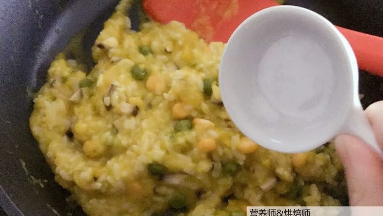 宝宝辅食:香甜软糯,暖融融的南瓜时蔬炖饭!18M+,当南瓜酱汁变得比较浓稠,倒入准备好的米饭,搅拌均匀,加少许盐调味,翻拌均匀即可(盐也可不加,南瓜本身香甜软糯,不加盐也会很开胃好吃)。