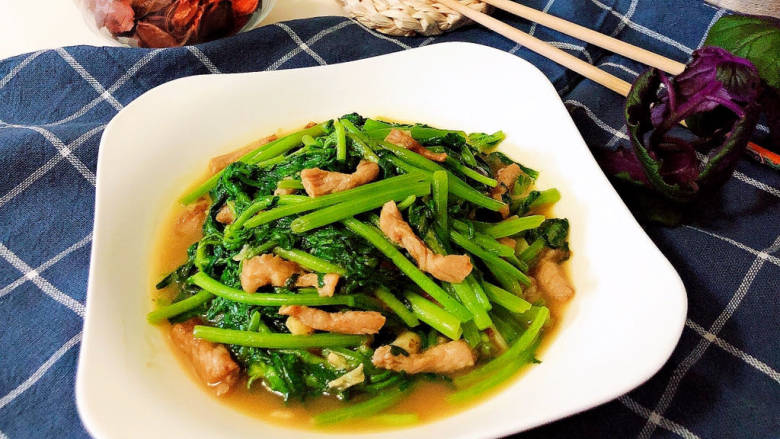 茼蒿炒肉丝,营养价值超高的哟!
