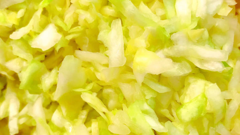 包菜猪肉饺子,放入挤过水的包菜