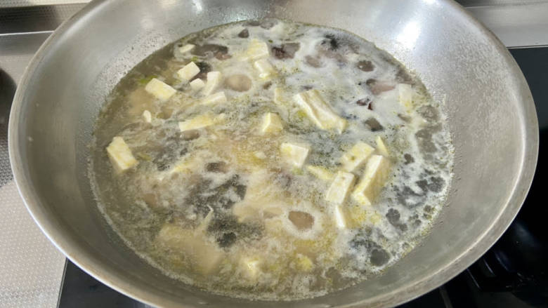 皮蛋豆腐汤,大火煮一两分钟,汤色会发白浓郁
