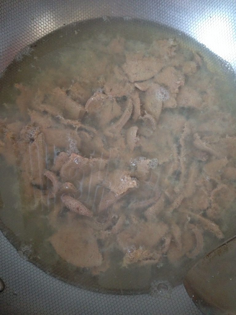 鲜嫩猪肝炒辣椒,锅里水烧沸后放入腌好的猪肝,然后马上关火,让猪肝在锅里呆三十秒左右时间