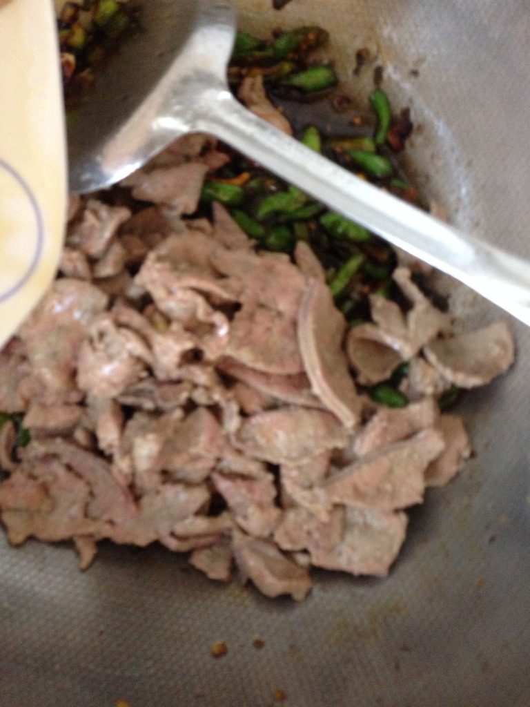 鲜嫩猪肝炒辣椒,再放入猪肝,大火快速翻炒几下出锅装盘