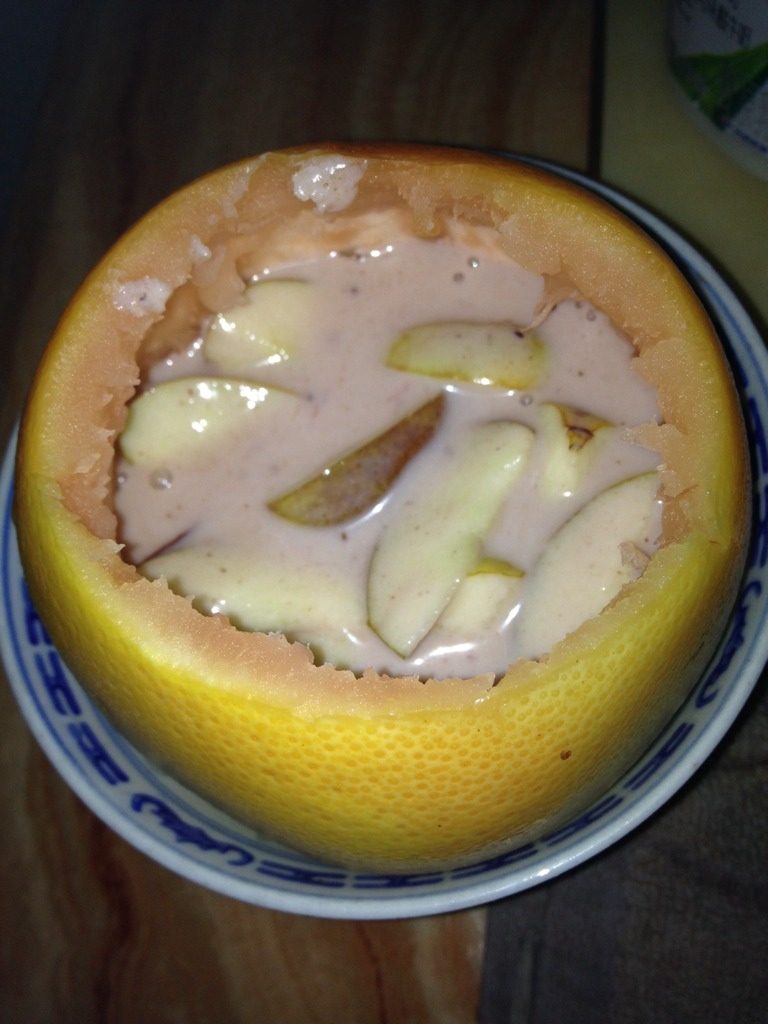 红柚冬枣水果奶,将<a style='color:red;display:inline-block;' href='/shicai/ 2316'>冬枣</a>切成丁，放入容器
