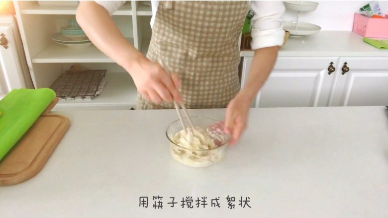 宝宝辅食:豆沙扭扭酥-扭一扭,烤一烤,香香酥酥真好吃!12M+,用筷子搅拌成絮状。