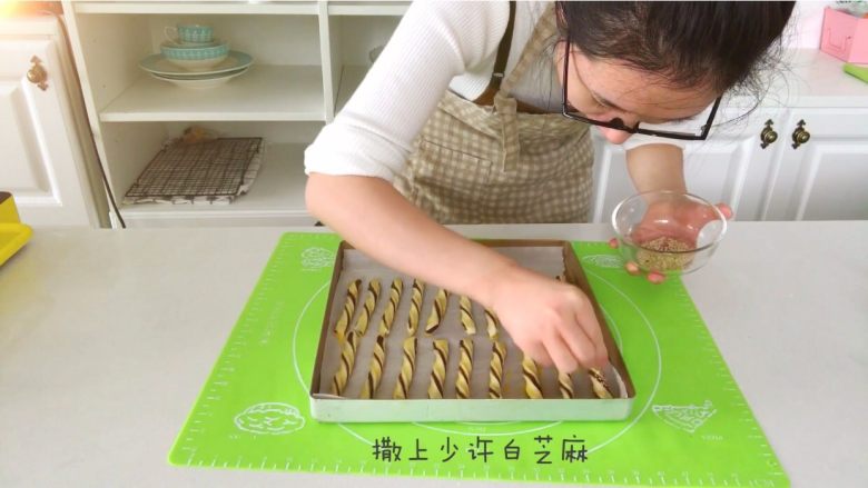 宝宝辅食:豆沙扭扭酥-扭一扭,烤一烤,香香酥酥真好吃!12M+,在表面撒上<a style='color:red;display:inline-block;' href='/shicai/ 678'>白芝麻</a>。
》黑芝麻也可以,没有限制哈