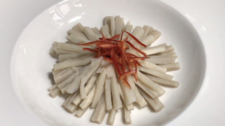 烟花素鱿鱼,捞出红椒吸干水分,放在杏鲍菇的中间
