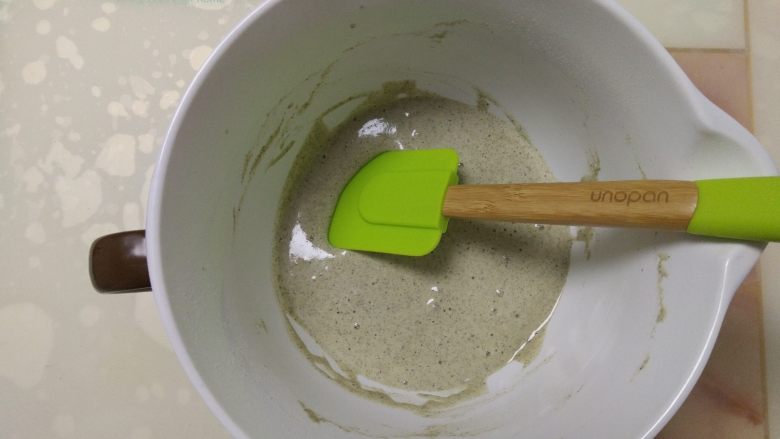 杂粮戚风蛋糕,取三分之一打发好的蛋清到蛋黄糊中,切拌均匀。