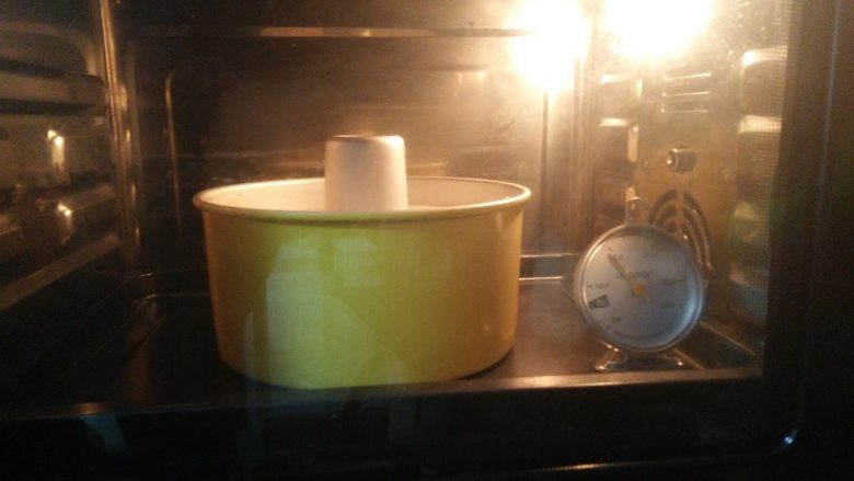 杂粮戚风蛋糕,送入预热好的烤箱,170度40分钟。