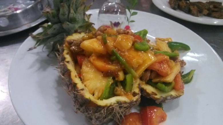 菠萝鸡腿,东西全部切好～鸡腿肉滑油～油温不要太高不然会老掉！让后锅下油放入<a style='color:red;display:inline-block;' href='/shicai/ 3551'>西红柿</a>等材料少许水炒八分熟放入鸡腿肉加入盐味精鸡精调味炒匀即可！
