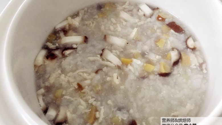 宝宝辅食:栗子鸡丝粥,在BB煲炖了差不多1个小时的时候,将栗子肉、<a style='color:red;display:inline-block;' href='/shicai/ 230'>香菇</a>、鸡肉丝加入,继续炖煮到最后,可以加一点点盐调味。
》电饭锅煮粥功能建议煮到半个小时的时候加入,小芽家的电饭锅煮粥需要1个半小时哈,大家需根据自家电饭锅调整时间。