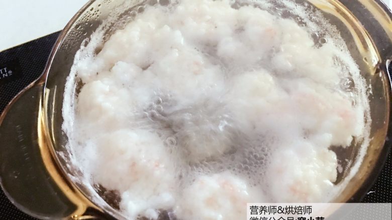 宝宝辅食：虾丸萝卜汤,煮一锅沸水，转小火。直接用勺子舀一勺步骤6中虾丸，放入沸水中，煮至虾丸变色浮起捞出。
》这是比较简单的做法，也可以左手取适量虾糜，从虎口处挤出，右手拿汤匙刮入锅中，煮至虾丸变色浮起捞出。