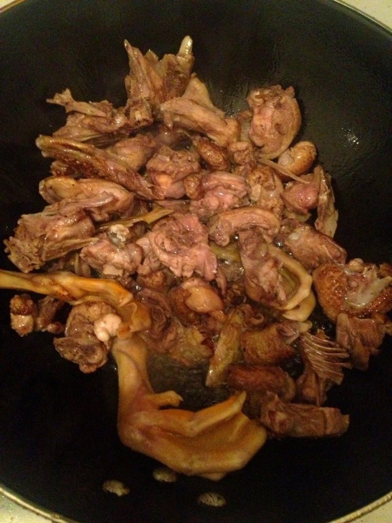 炒海椒烧鸭子,把锅洗净放油,根据鸭子量放入食用油,火至八九成放人爆炒,待鸭子表面起一成金黄,把备用的姜蒜辣椒一起放入煸炒