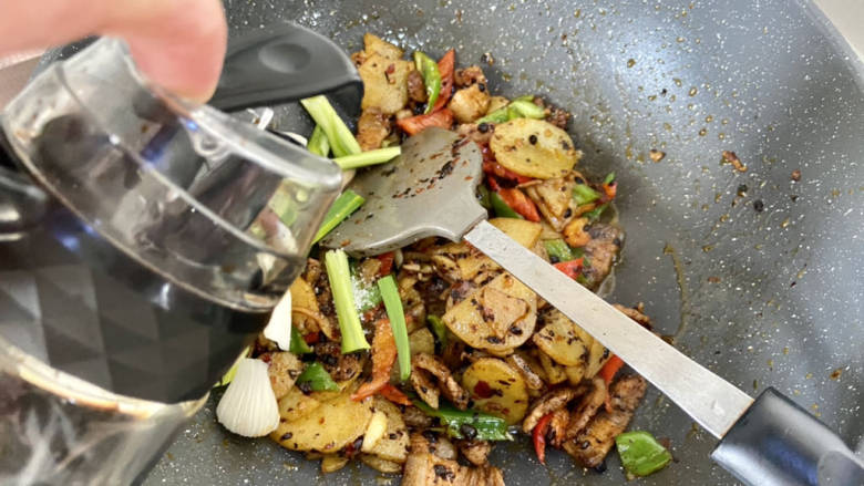 土豆回锅肉,半茶匙<a style='color:red;display:inline-block;' href='/shicai/ 788'>生抽</a>(豆瓣酱豆豉都有咸味),中大火翻炒均匀