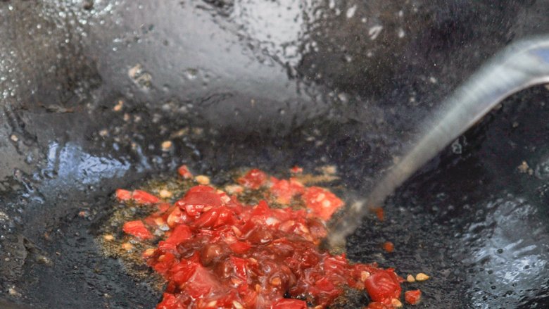 剁椒芹菜肉丝,锅热后加油，倒入肉丝炒熟盛出。锅中留油先放<a style='color:red;display:inline-block;' href='/shicai/ 803'>剁椒</a>，稍炒片刻加<a style='color:red;display:inline-block;' href='/shicai/ 705'>豆瓣酱</a>一起炒香。