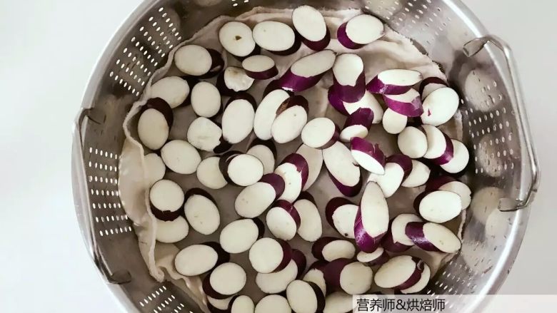宝宝辅食:宝宝版炒茄泥,把茄子片放入蒸锅中大火蒸8分钟左右取出。
》建议和小芽一样,直接平摊蒸熟即可,放碗里水分会更大些。
》蒸的时间,大家根据自身情况调整,蒸到软烂为止。