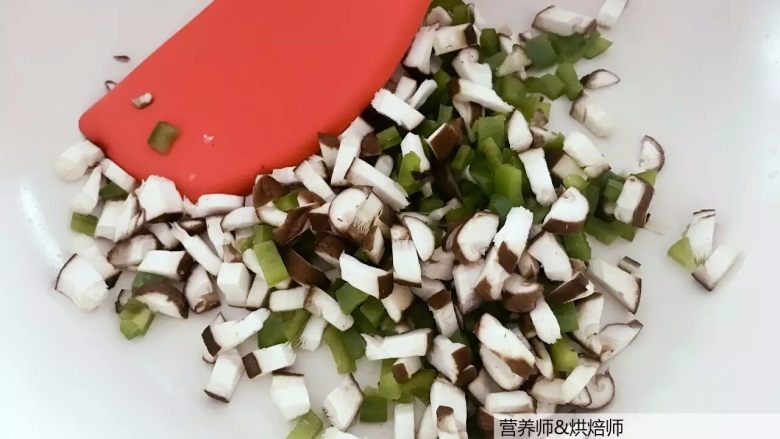宝宝辅食:宝宝版炒茄泥,热锅,刷一层<a style='color:red;display:inline-block;' href='/shicai/ 857'>植物油</a>,放入青椒,中火翻炒一分钟左右,然后倒入香菇,中火翻炒2-3分钟至炒软。